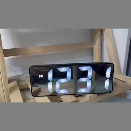 Modern LED Digital Alarm Clock With Mirror Finish USB Powered Desk Clock For Bedroom Decor